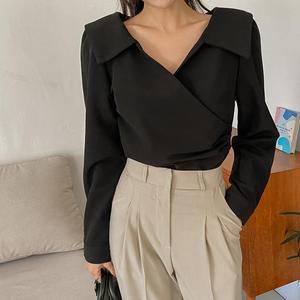 [시크릿라벨] [쇄골강조] 오픈카라넥 셔링 랩 블라우스