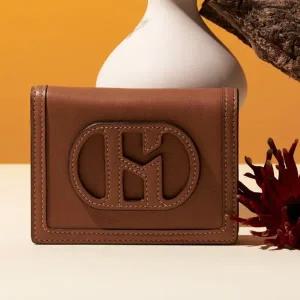 [헤지스](대전신세계)[선물추천][백화점BEST]브라운 로고패치 소가죽 반지갑 HIWA5F530W1
