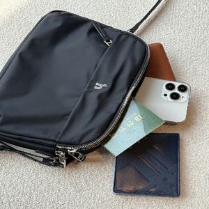 [AK플라자] [헤지스] [생활방수]나일론 로고 지퍼 크로스백[HJBA5F710BK]