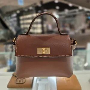 [헤지스](대구신세계)브라운 Lock 장식 가죽 미니백 HIWA5F781W2