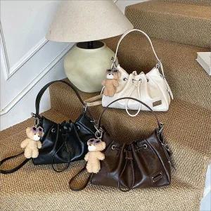 여성 복조리 레더크로스백 곰돌이 키링포함 가방 데일리백