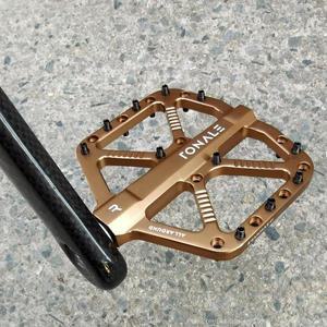 2025 새로운 초경량 산악 자전거 페달 CNC 알루미늄 합금 광택 3 베어링 MTB 먼지 미끄럼