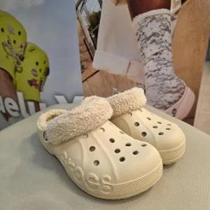 [크록스] HC03 바야 라인드 퍼즈 클로그 윈터화이트 공용 겨울 샌들 슬리퍼 베이지 20663 (S42327230)