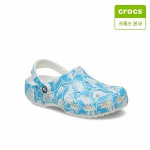 [크록스 본사] 클래식 듀크 프린트 클로그 블루 210003-4OX