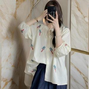 여성 셔링 꽃자수 7부소매 크림색 블라우스