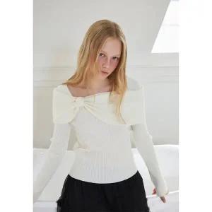 [에고이스트](센텀시티점)[BLUE LABEL] 오프숄더 로즈코사지 니트탑 (ER4OKL05)