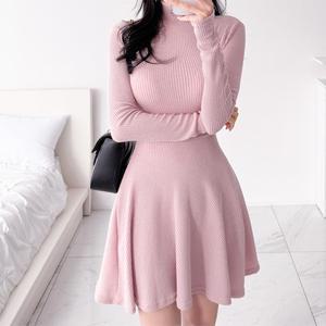 여자 데이트룩 목폴라 골지 플레어 슬림 미니원피스