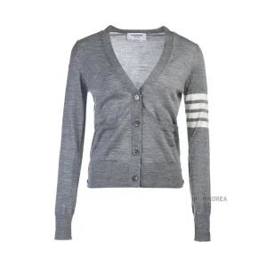 [롯데백화점]톰브라운 FW25 여성 울 4바 브이넥 가디건 FKC334A Y1014 055