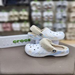 [크록스]공용 바야 라인드 퍼즈 스트랩 클로그 털 슬리퍼 화이트 멀티 209241-94S