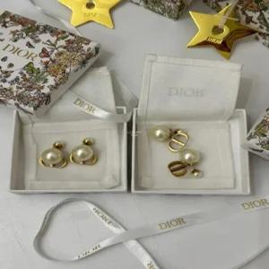 디올 여성 CD 트라이벌 귀걸이 앤틱 골드 피니시 메탈   화이트 레진 진주 E1293TRIRS_D908