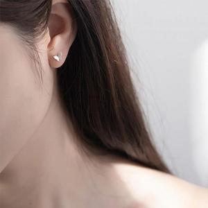 [KGPQZ9MK_4B](내꺼찜) 무광 실버 나비 골드귀걸이 화이트