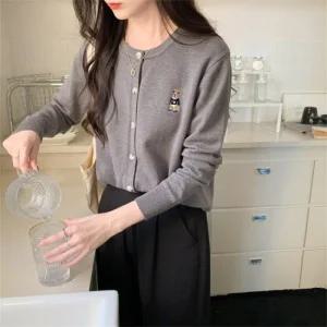 [모어씨유] 구미베어 가디건 라운드넥 긴팔 니트 탑