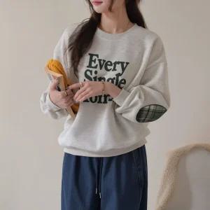 [데일리앤] 위닝 빵떡 팔꿈치 패치 레터링 기모 맨투맨 티셔츠 루즈핏 여성 겨울 긴팔티