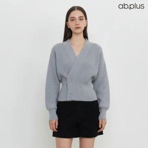 [ab.plus] 사선 브이넥 단추 포인트 니트 가디건 (LSA1MY33A)