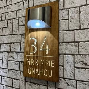 나무 태양광 주택 번호판 - 가정용 야외 현관 표지판, 조명이 있는 맞춤형 외부
