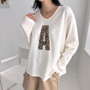 [옷자락]여자 레오파드 송치 알파벳 양트임 브이 루즈 티셔츠