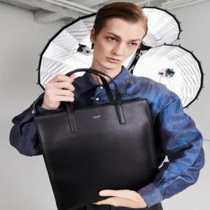 질스튜어트 액세사리 24FW [스테디셀러]블랙 로고프린트 가죽 토트백 WTBA4F092BK