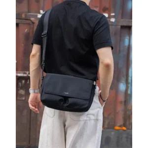 [롯데백화점]질스튜어트 [남성양말증정][삭형콜라보] ROGAN 블랙 나일론 플랩형 크로스백 JUBA5E946BK
