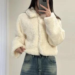 여자 연말룩 크롭 뽀글이 카라넥 퍼 자켓