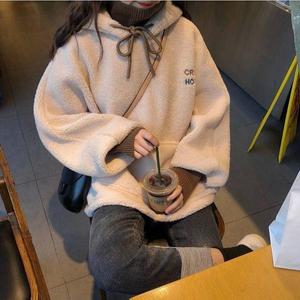 레이어드 목폴라 포인트 후리스 재질 여성 후드티셔츠