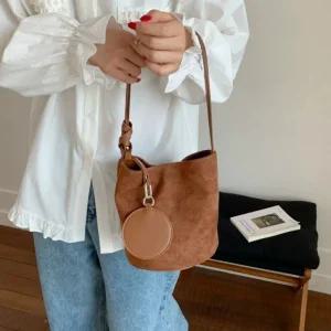 [지앤지] 가벼운 스웨이드 버킷백 원통 세무 가방 가을 겨울 호보백 토트 크로스 직장인 숄더백