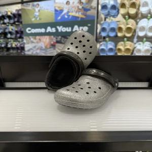 [크록스] 크록스 클래식 글리터 라인드 클로그 205842-067 블랙