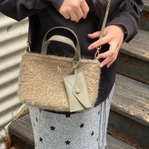 [헤지스](대구신세계)[푸들백] 뽀글이 퍼 카키 미니 크로스백 (카드참 SET) HIBA5FE16K2