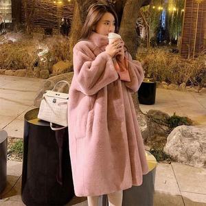 [트렌드스토어] 보들보들 가볍고 따듯한 루즈핏 페이크 밍크 퍼 롱코트