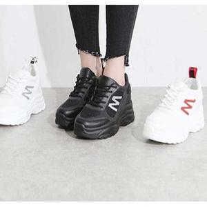 라운슈 사이드 M 장식 통굽 키높이 스니커즈 9cm