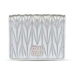 미우미우 로고 마틀라세 레더 중지갑 실버 반지갑 5MV204 2FPP F0118