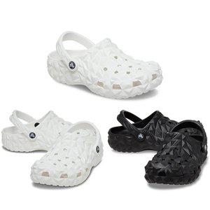 [크록스](신세계 사우스시티)클래식 지오메트릭 클로그 (화이트,블랙)209563-100,001