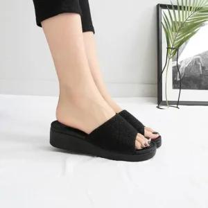 인기상품 국내제작 펄글리터 스트랩 통굽 낮은굽 웨지 슬리퍼 [WE27B68_250917]