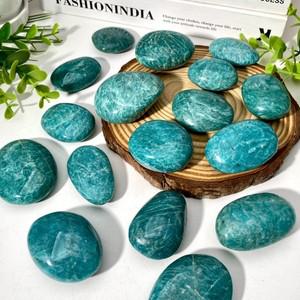 무작위 1PC  Amazonite 팜 천연 크리스탈 팜 반짝이 보석  및 장식 돌 생일 선물