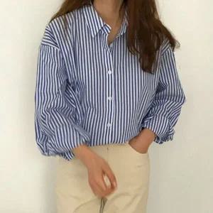 [하프클럽/]여성 상큼한컴포트 칼라 적당한 오버핏 줄무늬 톱셔츠