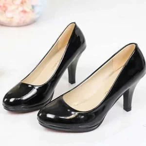 여자 연말 모임 룩 정장 가보시 검정 구두 펌프스