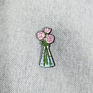 BC799 삼각 플라스크 장미 화학 과학 뱃지 브로치