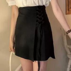 랜덤플레이 프렌치 린넨 스트랩 A라인 미니스커트 블랙