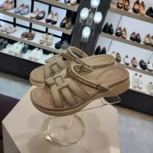 [ELCANTO]엘칸토 HC10 보석장식투웨이경량샌들3cm 볼넓고발편한양가죽여성오픈샌들아이보 (S40906648)