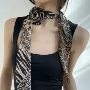 리에나 호피 실크 장미꽃 코사지 타이 스카프