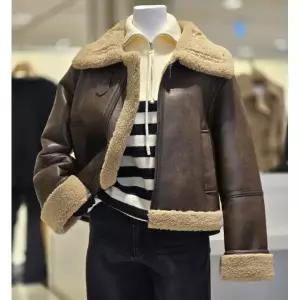 [롯데백화점]SOUP 플랫 카라 크롭 인조무스탕 SBBMU30