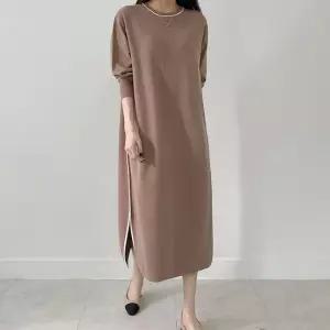 [어반프랑] 바조 배색 니트 루즈핏 옆트임 롱원피스