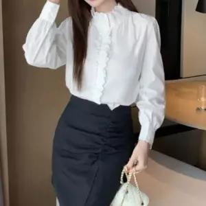 [다잇템] 여성 크림색 폴라넥 레이스 프릴 면원단 블라우스