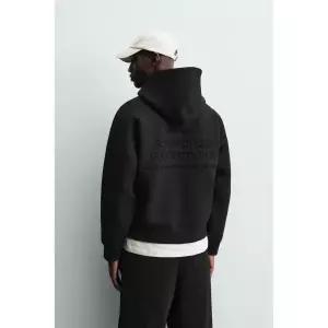 [국내] 자라 남성 ZARA 네오프렌 이펙트 엠보스드 텍스트 스웨트셔츠 - 블랙 1437/328/800 Men 3366681