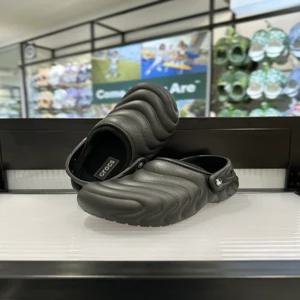 [크록스] 크록스 클래식 라인드 오버퍼프 클로그 210059-001 블랙