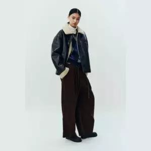 스튜디오 톰보이 보아 퍼 신세틱 무스탕 점퍼(9105461116).CNN 312710