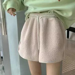 위드썸띵 겨울반바지 기모 뽀글이 양털여성 뽀이 숏팬츠 보아털 잠옷 옷차림 밴딩 여자 3부 짧은 코디