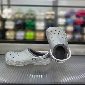 [크록스]따뜻한 털 클로그 바야 라인드 프린트 클로그 205975-0P1/애플아울렛