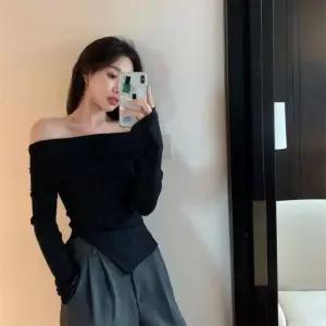 시크 라인 골지 오프 핏티셔츠 트임 어깨 데일리룩 슬림 무지 숄더티 페미닌룩 데이트