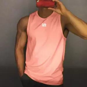 스포티 피트니스 남성 머슬핏 민소매 티셔츠 입술넥티 남자 여름 라운드 맨투맨 프린팅 카라티 흰티