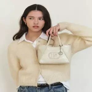 [NS홈쇼핑]헤지스핸드백 HIWA5E551IV 아이보리 로고패치 가죽 토트백[35100999]